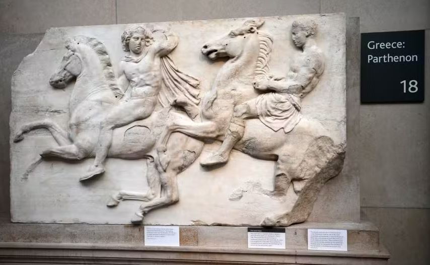 Visitantes veem os Mármores do Partenon, também conhecidos como Mármores de Elgin, no Museu Britânico em Londres 