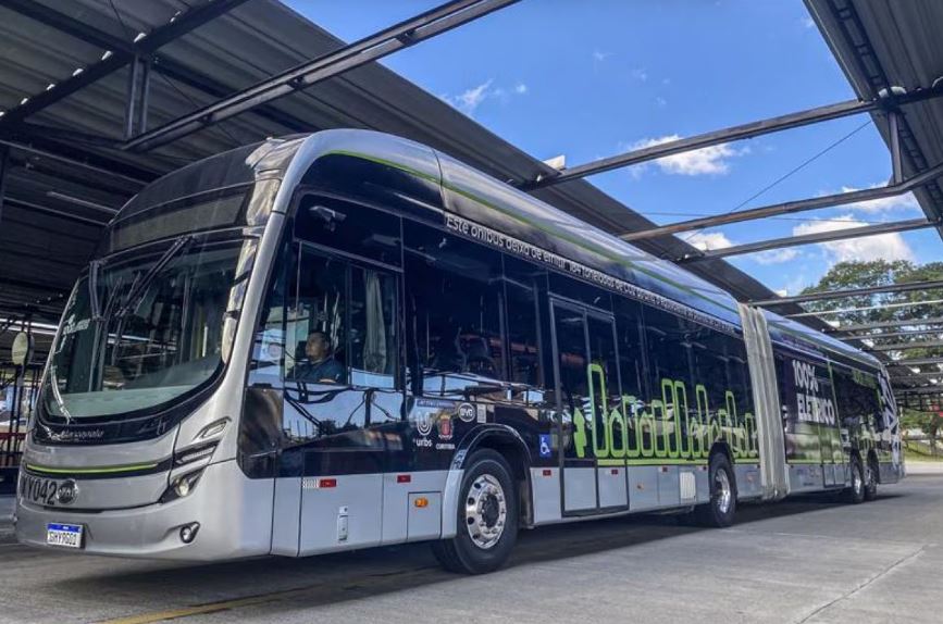 Veículos elétricos já tiveram testes, mas agora seis ônibus farão parte da frota da cidade. 