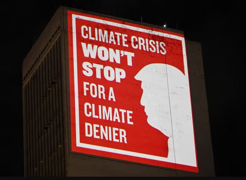 Projeção luminosa representando Donald Trump é vista em Baku: "A crise climática não vai parar para um negacionista do clima" 