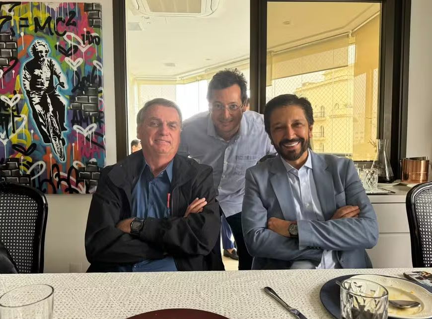 O advogado Fabio Wajngarten, o ex-presidente Jair Bolsonaro (PL) e o prefeito de São Paulo, Ricardo Nunes (MDB) durante almoço 