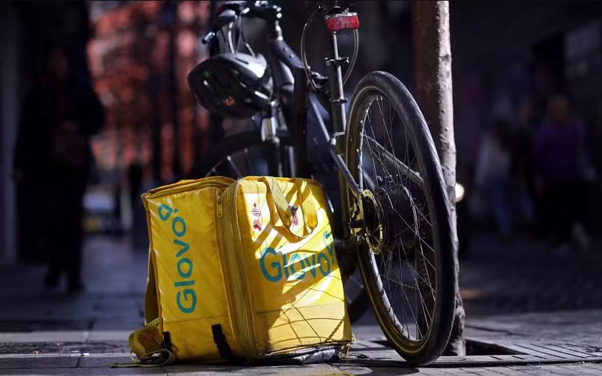 Após pressão do governo espanhol, empresa de delivery Glovo assinará carteira de trabalho de seus entregadores 