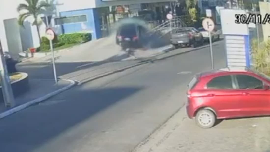 Carro invade recepção de hospital em Caruaru, Agreste de Pernambuco