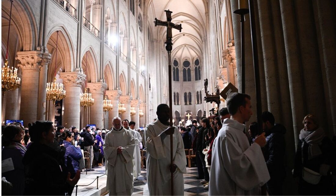 Clérigos celebram a tradicional missa de Natal na catedral de Notre-Dame de Paris, em Paris, em 24 de dezembro de 2024