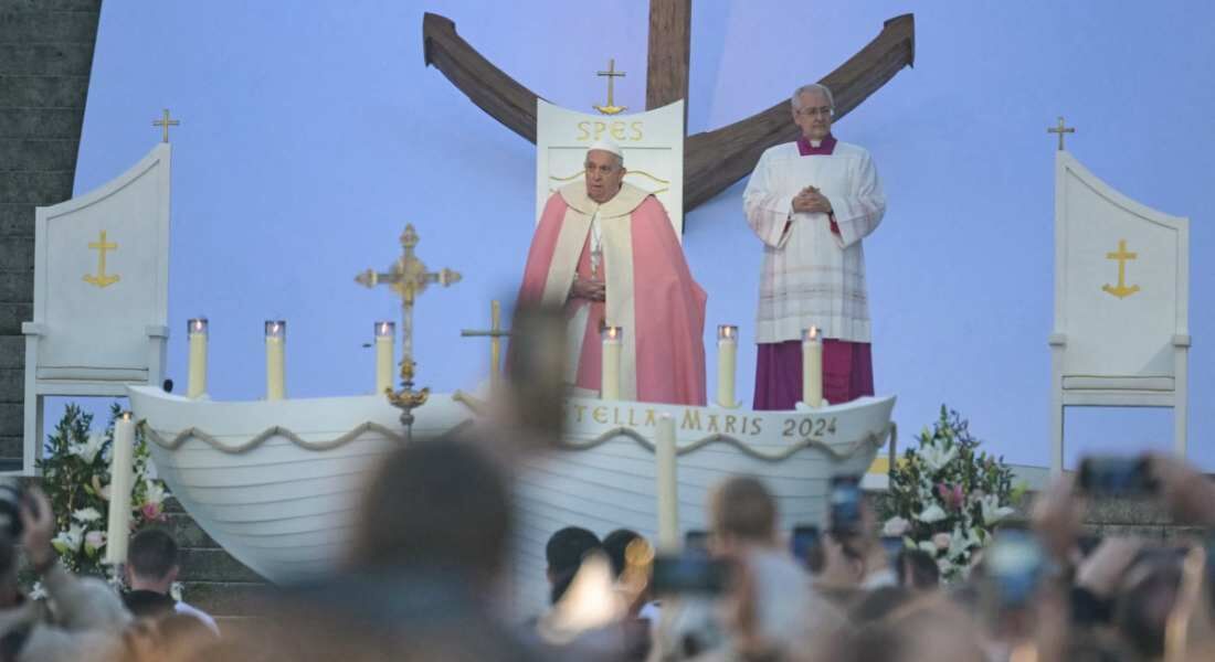 Papa Francisco visitou ilha francesa