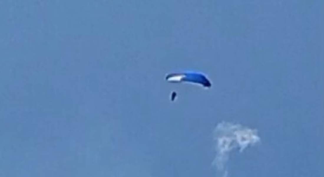 Turista perdeu o controle do parapente no ar e caiu no chão