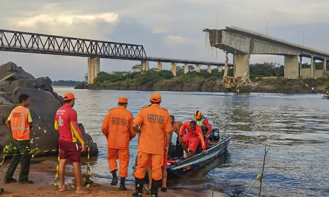 Autoridades do Tocantins e do Maranhão lançaram um alerta para a população evitar o consumo, utilização e banhos nas águas do Rio Tocantins, na região onde caiu a ponte Juscelino Kubitschek de Oliveira.