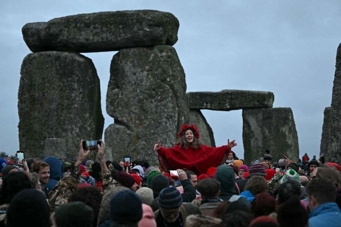 Participantes acompanham o nascer do sol sobre o monumento neolítico de Stonehenge, no sul da Inglaterra 