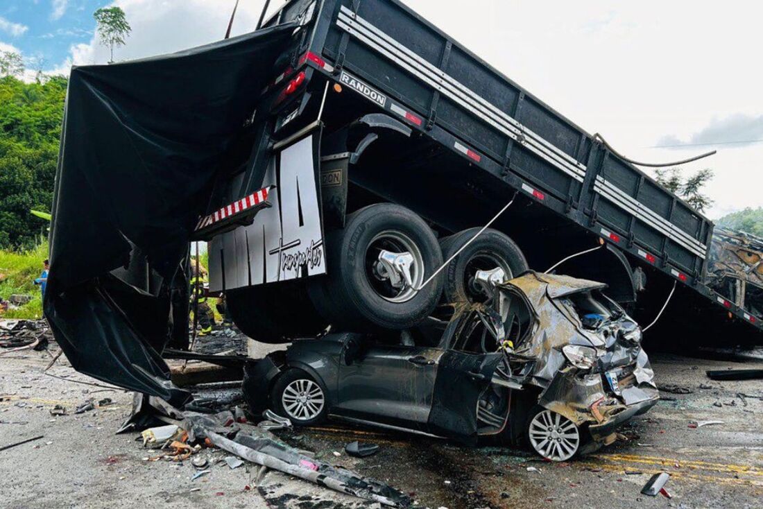 A colisão também envolveu uma carreta e um carro, no interior de Minas Gerais