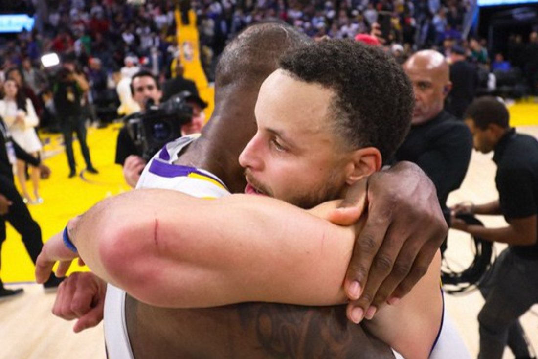 LeBron e Curry se comprimentam após vitória do Lakers