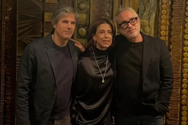 Walter Salles, Fernanda Torres e Alfonso Cuarón após sessão de 'Ainda estou aqui', em Londres