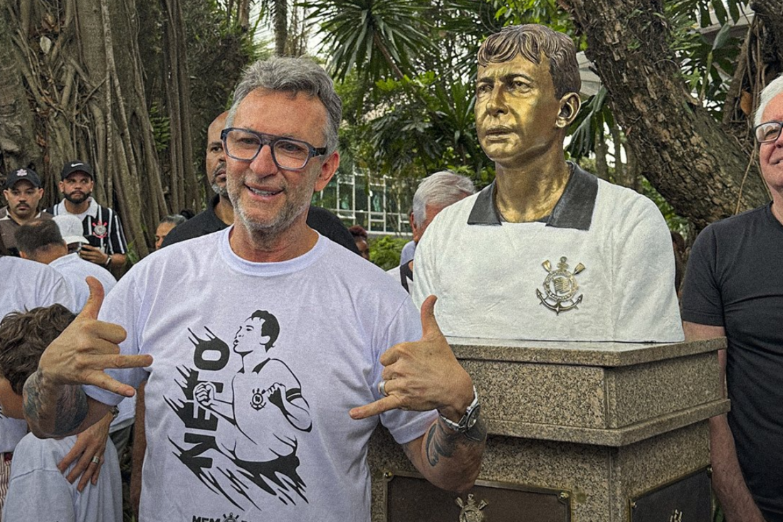 Neto, ídolo do Corinthians, e o busto feito em sua homenagem