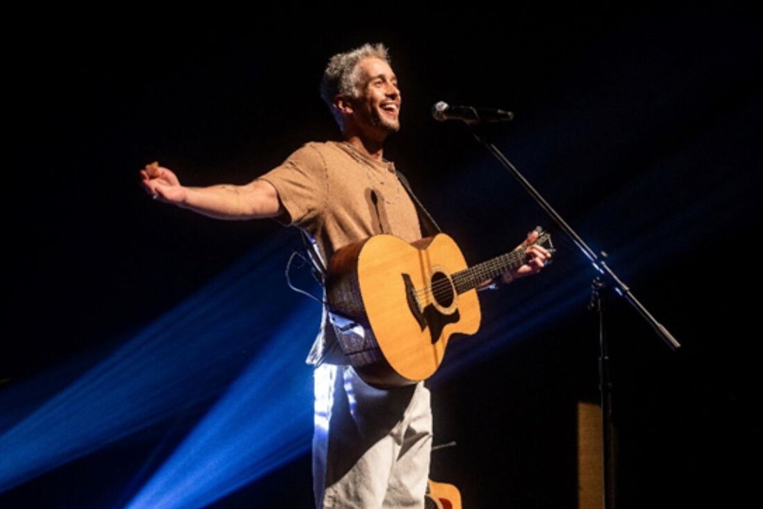 Matheus Torres aposta em apresentação intimista de voz e violão