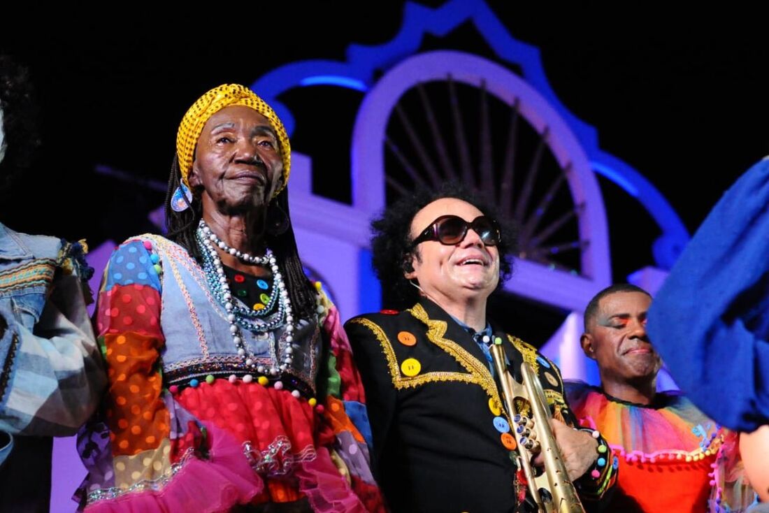 Lia de Itamaracá e o maestro Forró no espetáculo Baile do Menino Deus, no Marco Zero do Recife