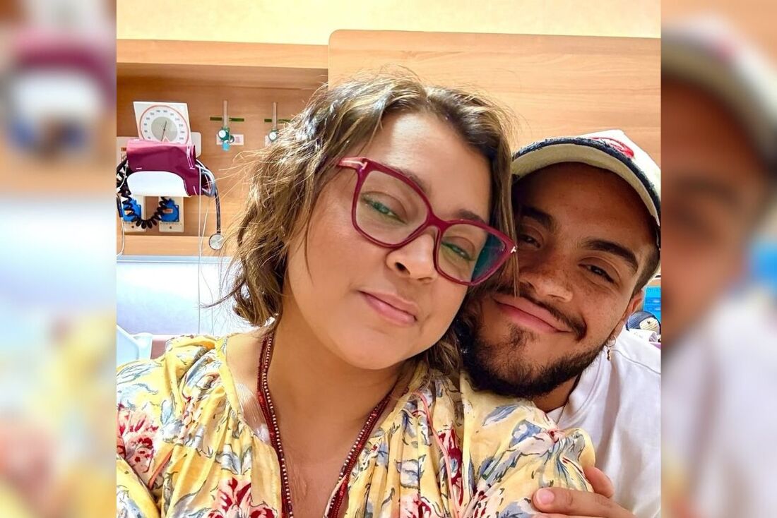 A cantora Preta Gil e seu filho Francisco Gil, no hospital antes de sua cirurgia