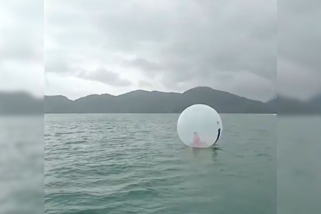 Criança é resgatada após ficar à deriva em bolha inflável no mar em Ubatuba. 