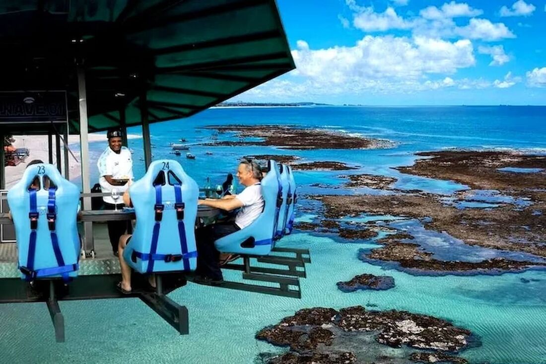 O restaurante suspenso NAVE01 iniciou operação em Porto de Galinhas em Dezembro, no estacionamento do Village Hotel