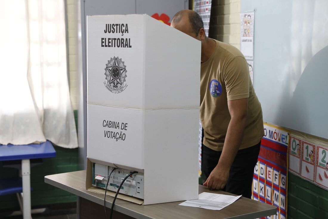 Eleitores durante votação nas urnas