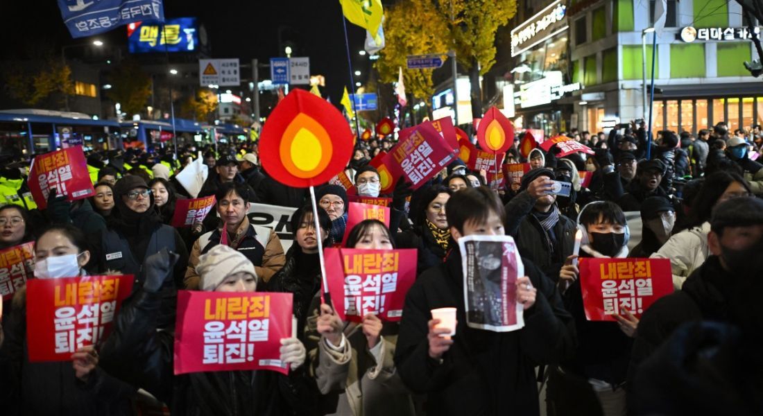 Milhares de manifestantes exigem renúncia do presidente da Coreia do Sul após polêmica sobre lei marcial