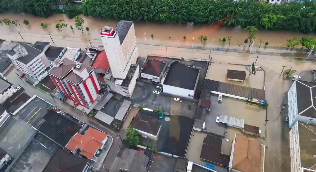 Alagamento em Joinville, Santa Catarina, devido às chuvas