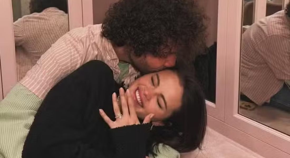 A cantora Selena Gomez ostenta seu anel de noivado com o produtor Benny Blanco