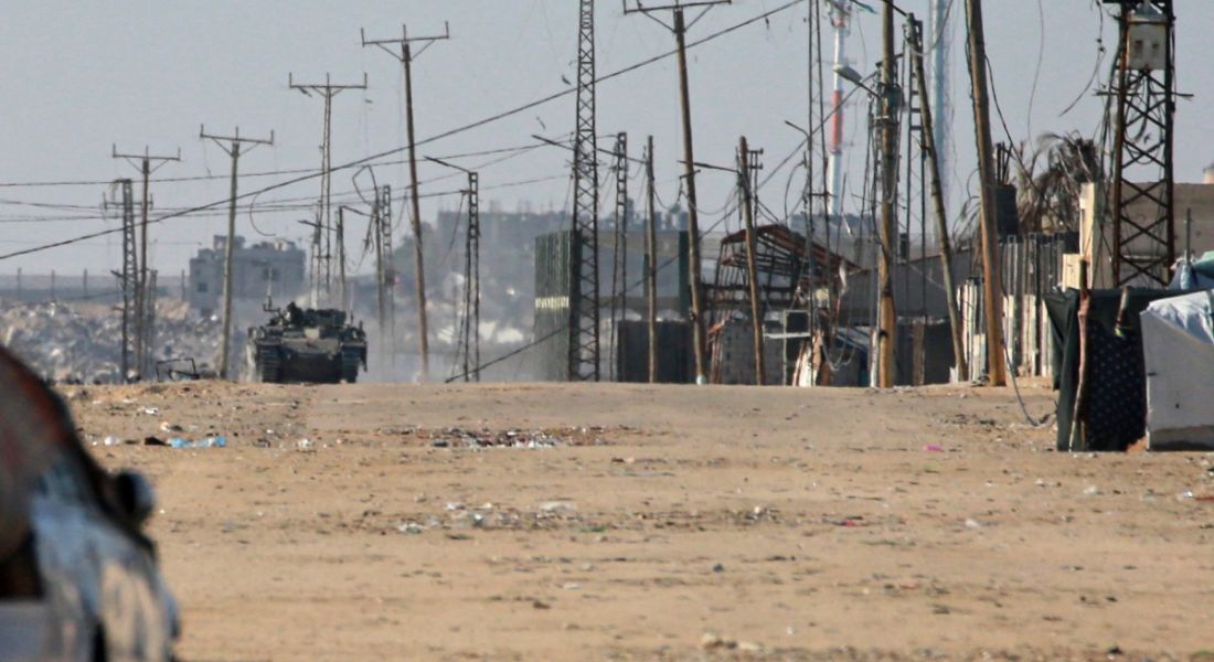 Tanque israelense em estrada em al-Mawasi 