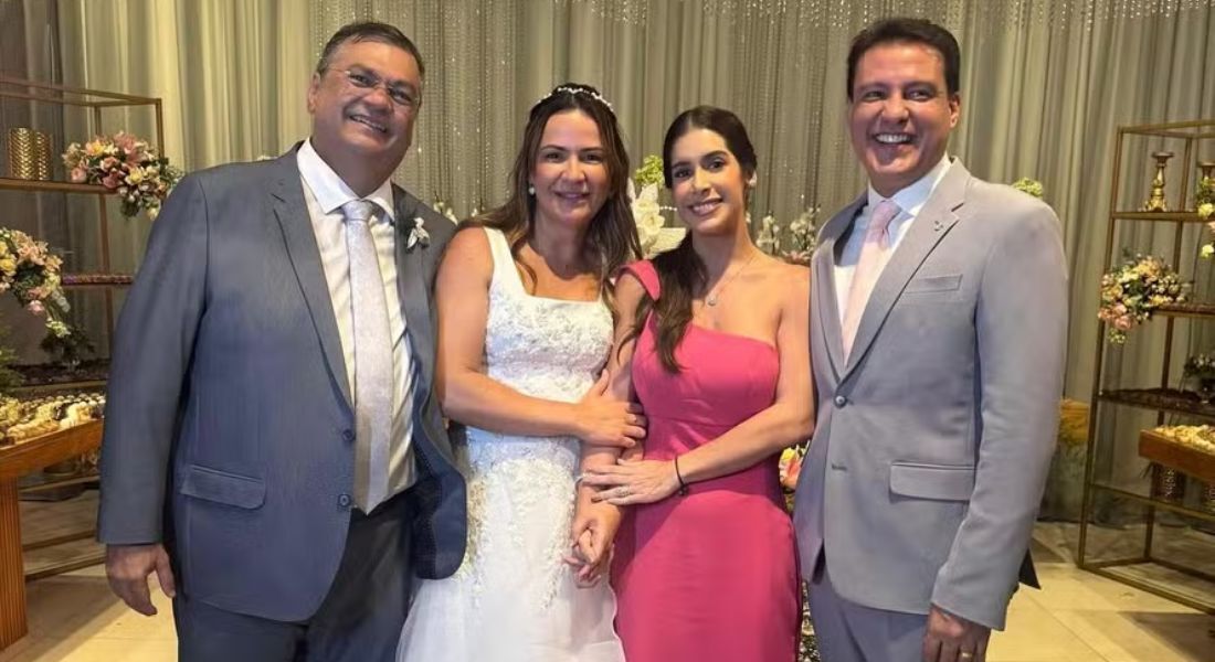 O ministro do STF Flávio Dino ao lado de sua esposa, Daniela Lima, o vice-governador do Maranhão, Felipe Camarão, e Taynah Soares 