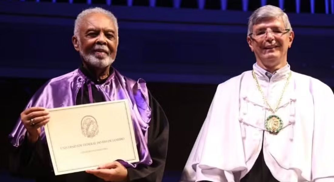 Gilberto Gil com o título de doutor honoris causa da UFRJ 