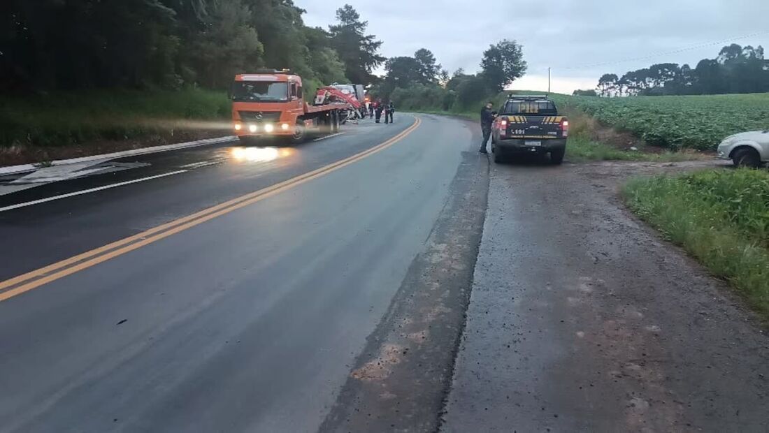 Acidente entre ambulância e caminhão na BR-476 deixou 4 mortos. 