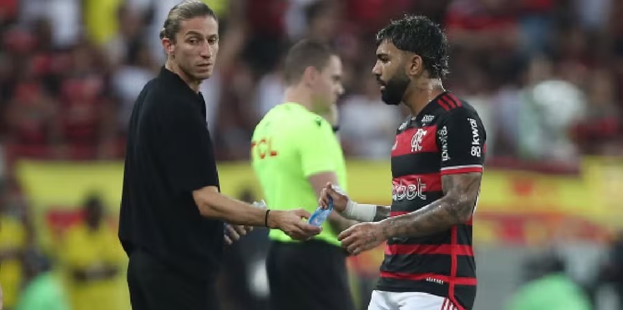 Filipe Luís e Gabigol durante jogo do Flamengo