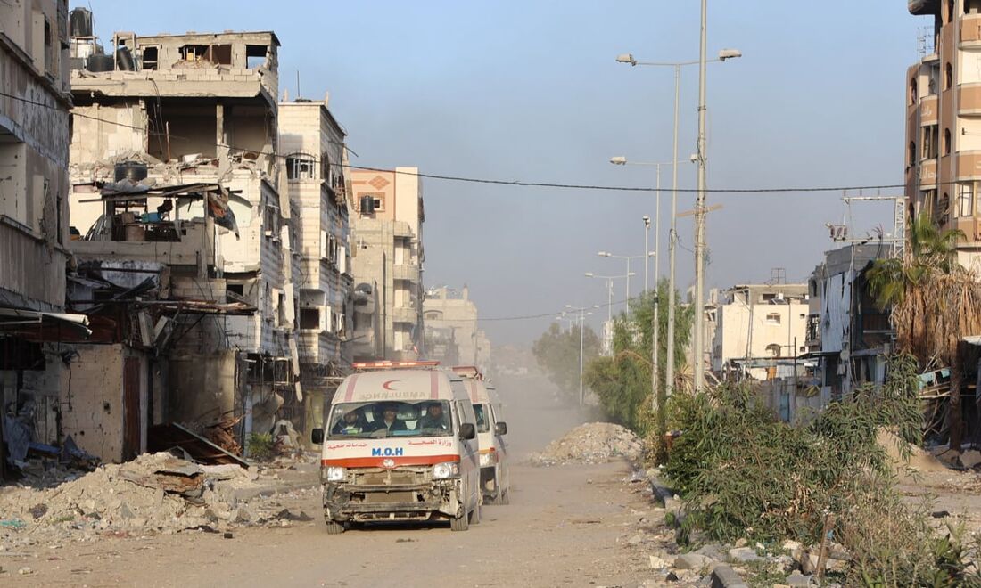 Ambulâncias transportam palestinos feridos do Hospital Kamal Adwan para o hospital Al-Shifa, na Cidade de Gaza, em 28 de dezembro de 2024.