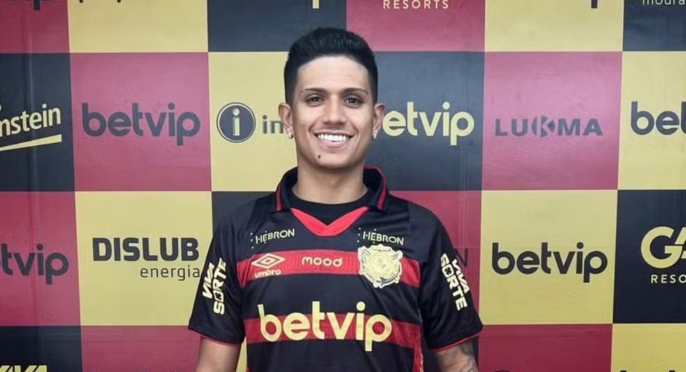 Gustavo Maia com a camisa do Sport