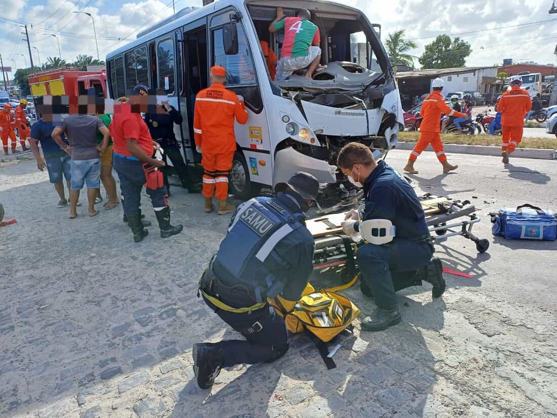 Acidente envolvendo caminhão e microônibus em Paulista 