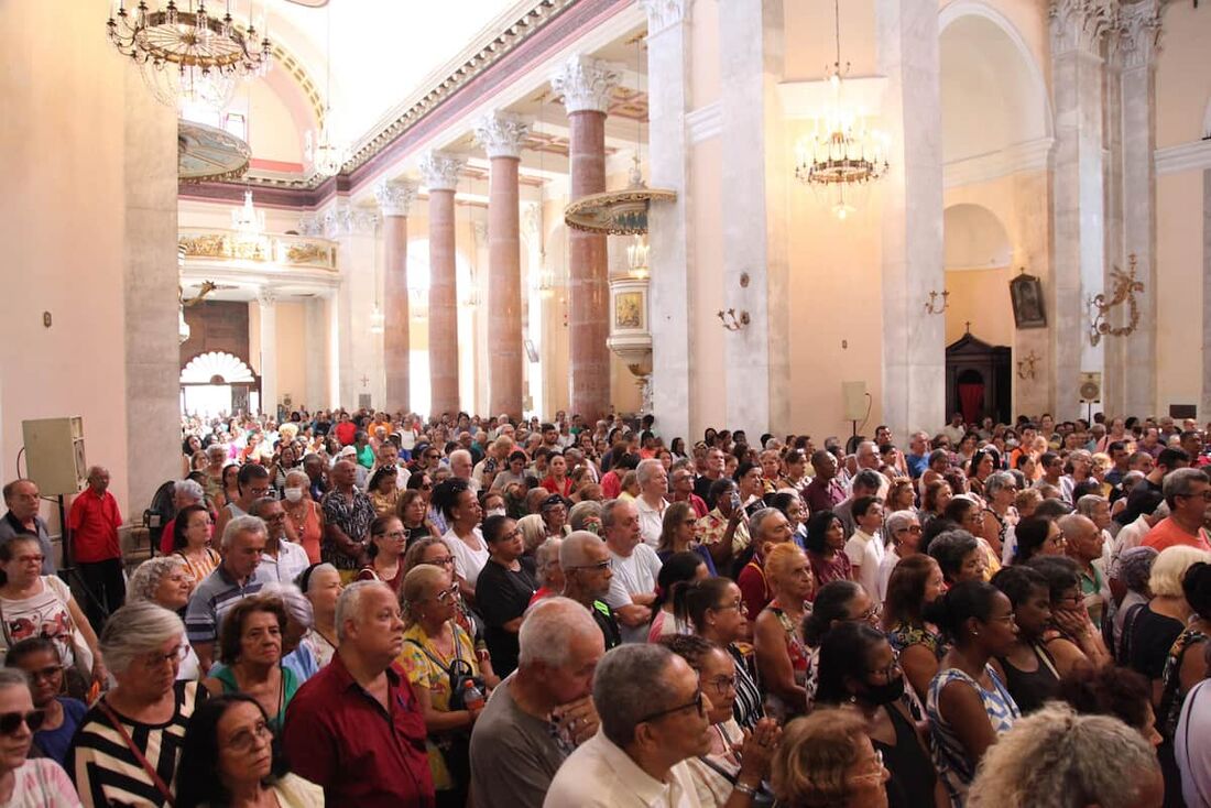 Benção de São Félix reúne milhares de pessoas na Basílica da Penha 