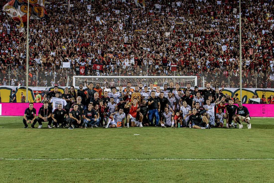 Jogadores e comissão técnica do Vitória celebram permanência na Série A