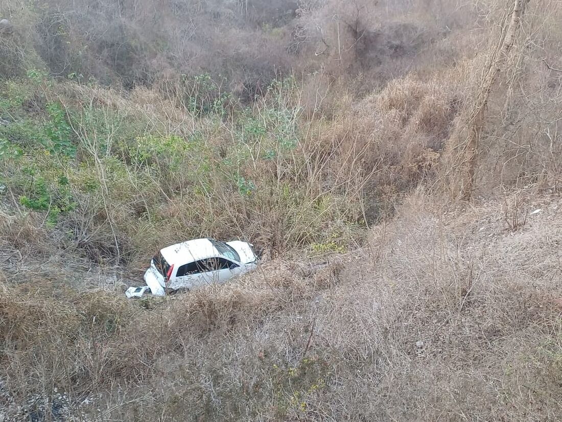 Carro encontrado fora da rodovia com duas pessoas mortas em Pombos, Zona da Mata Sul de Pernambuco 