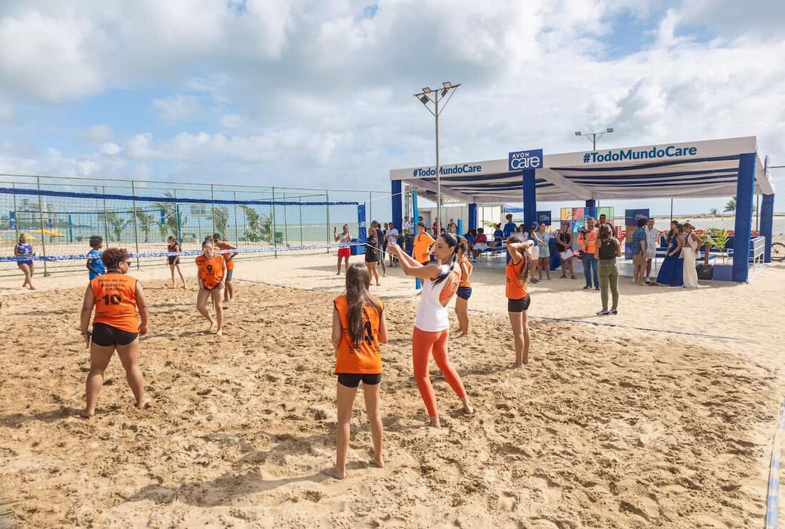 Bicampeã olímpica, Jaqueline participa de ação na Praia do Quartel, em Olinda