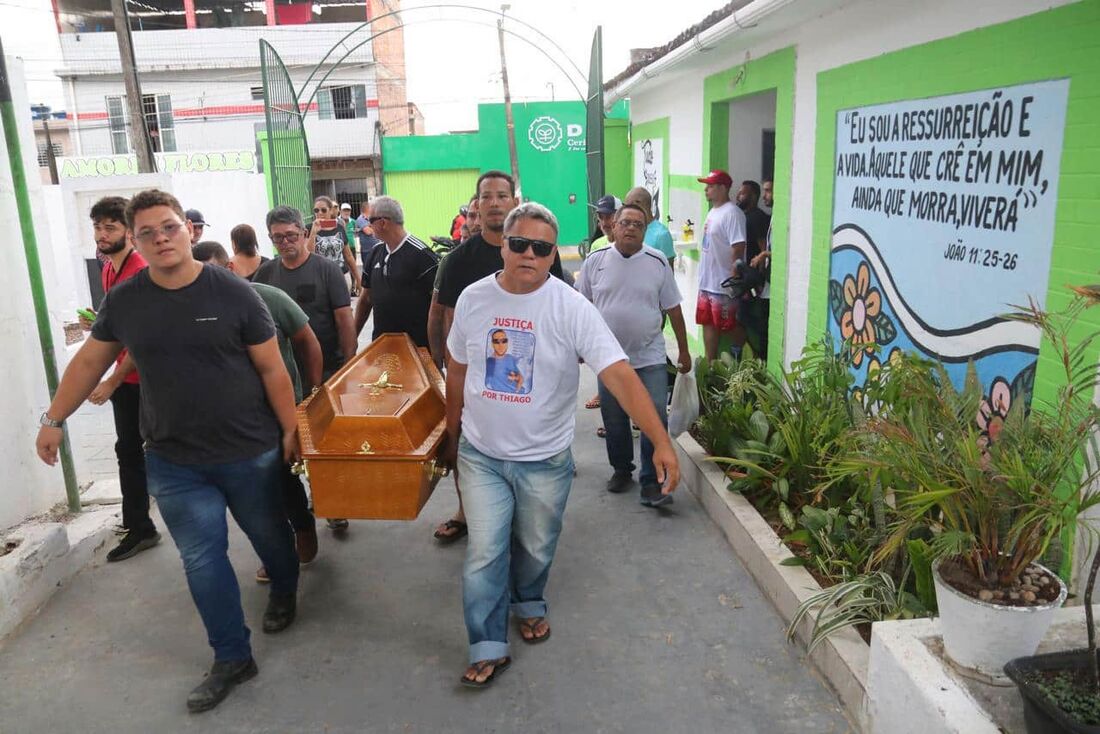 Sérgio Luiz, pai de Thiago Fernandes, no sepultamento do filho