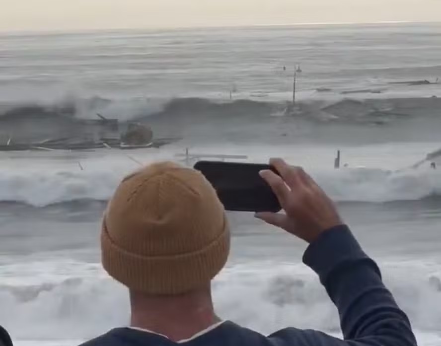 Pier se quebra e é arrastado durante tempestade na Califórnia 