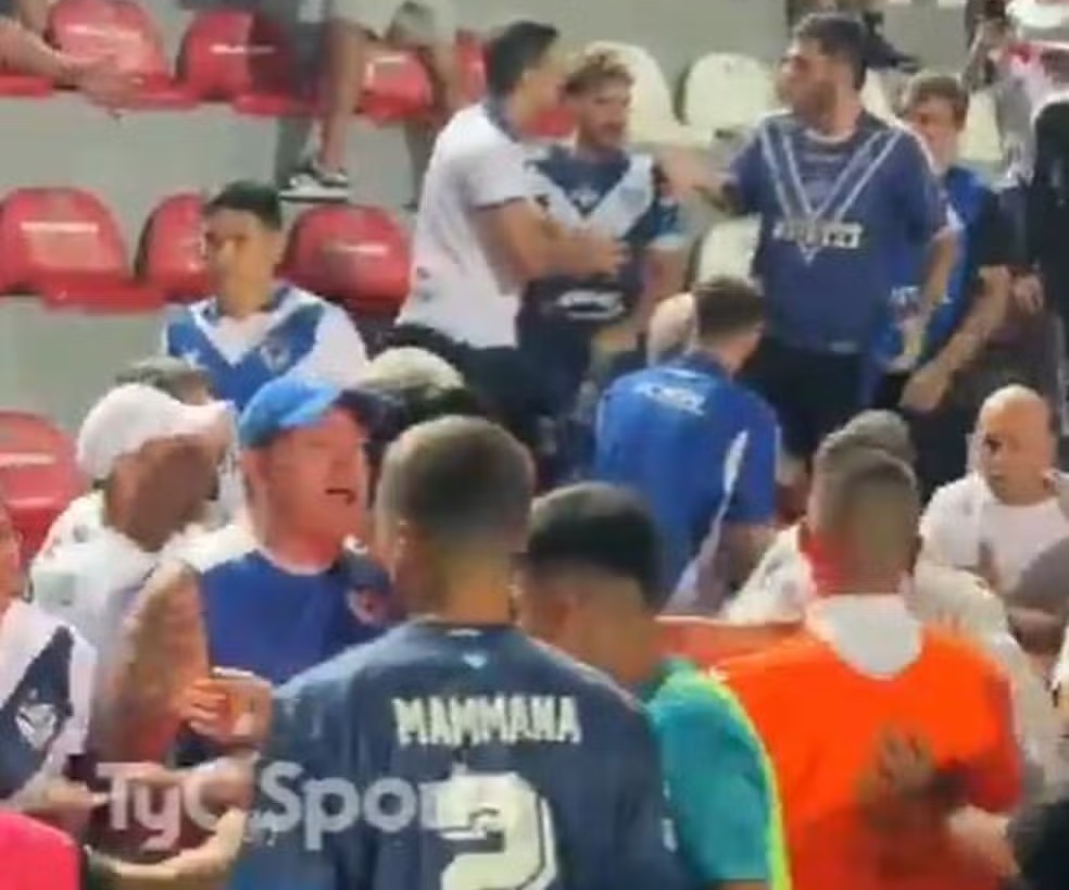 Jogadores do Vélez trocam socos com torcedores após time perder título da Copa Argentina