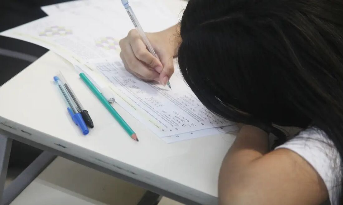 Criança realizando atividades matemáticas