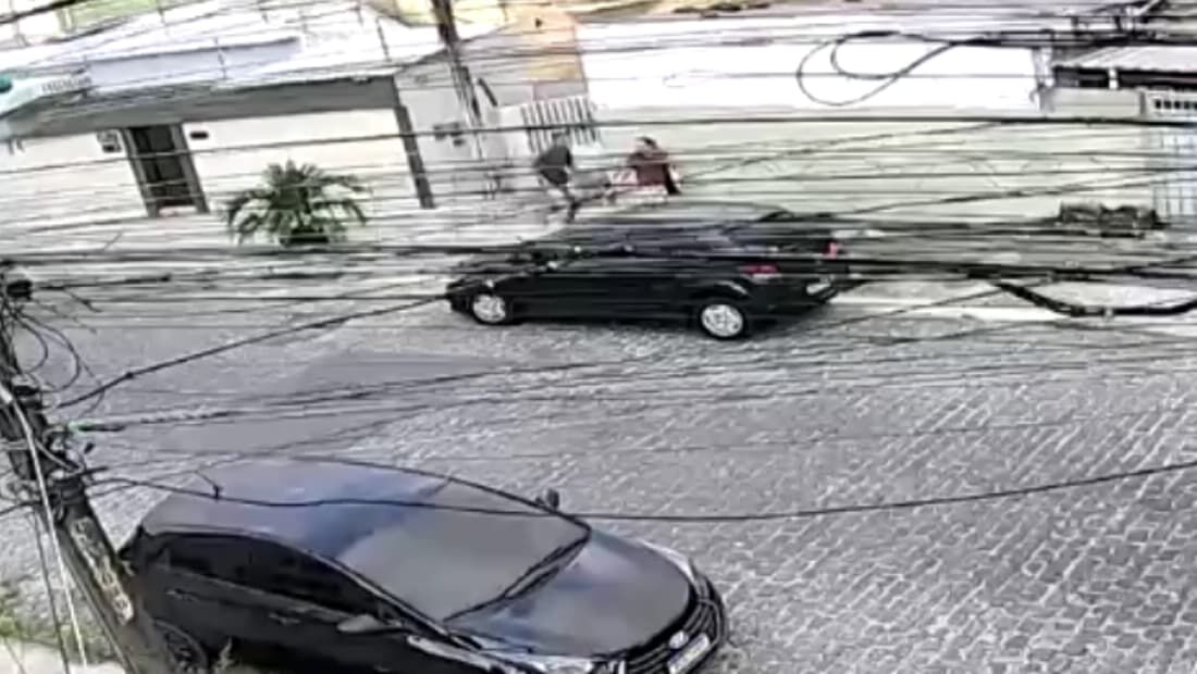 Câmera de segurança capturou uma tentativa de assalto no bairro da Tamarineira