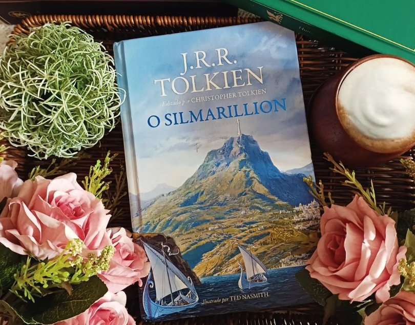 Um exemplar de 'O Silmarillion', de J.R.R. Tolkien, pela editora Harper Collins