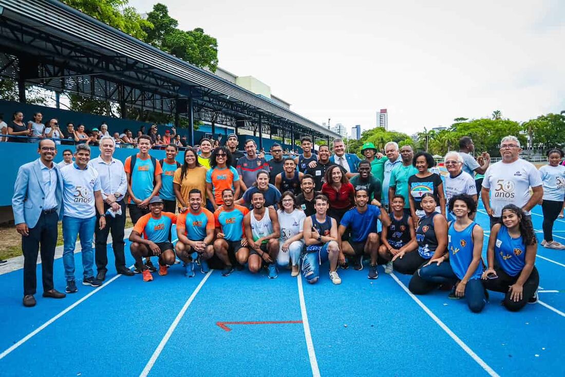 Governadora Raquel Lyra entregou nova pista de atletismo do Santos Dumont, em Boa Viagem 