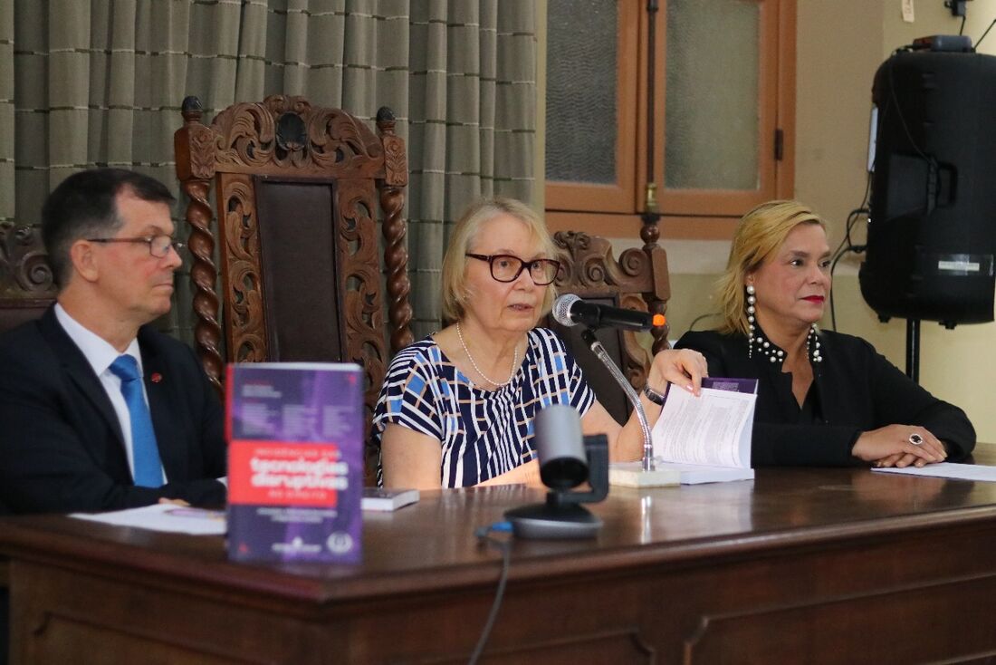 A presidente da APLJ, Rosan Grinberg, ladeada pelos organizadores do livro, Fábio Túlio e Roberta Corrêa