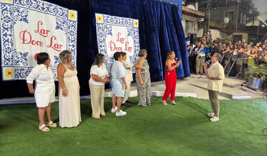 Carol Maloca e suas tias recebem Luciano Huck em Paulista