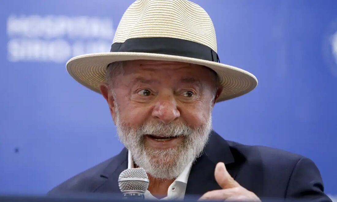  Lula apareceu de surpresa na entrevista coletiva em que os médicos informavam sobre a alta hospitalar.