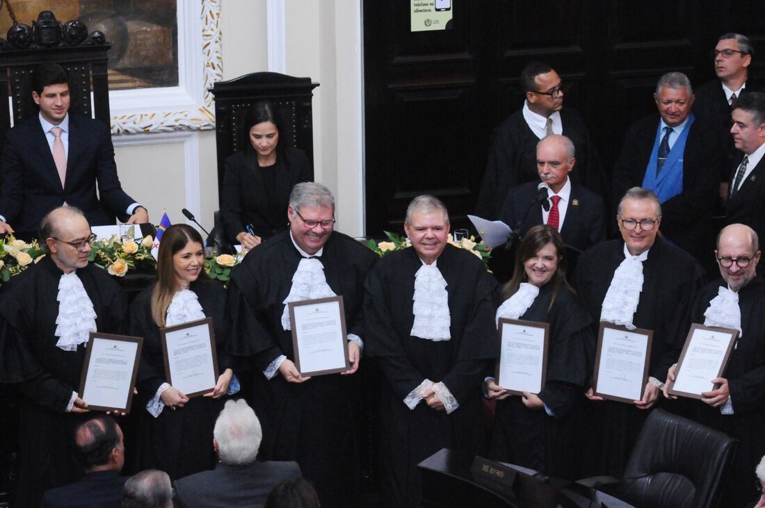 O presidente do TJPE, Ricardo Paes Barreto, ladeado pelos desembargadores e desembargadoras empossados