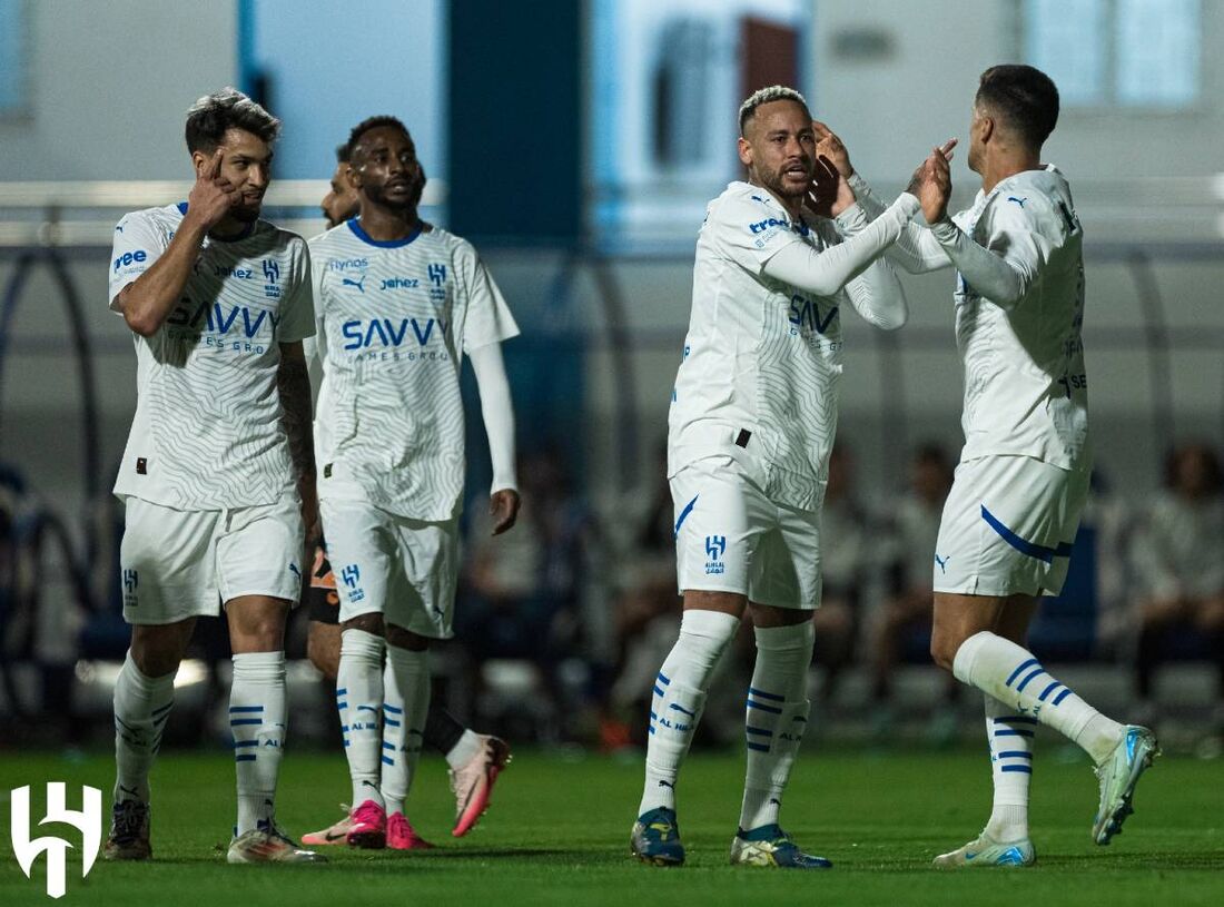 Neymar celebra gol em amistoso do Al-Hilal