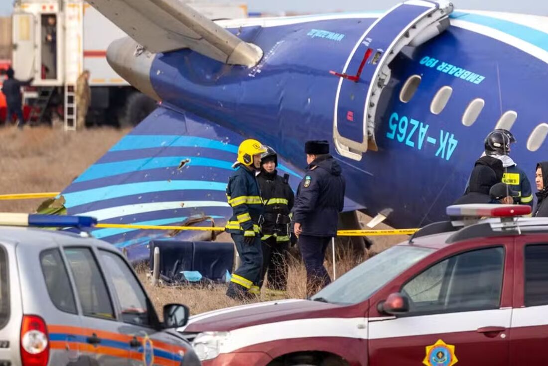 Especialistas trabalham no local da queda do avião da Azerbaijan Airlines perto de Aktau, Cazaquistão, em 25 de dezembro de 2024 