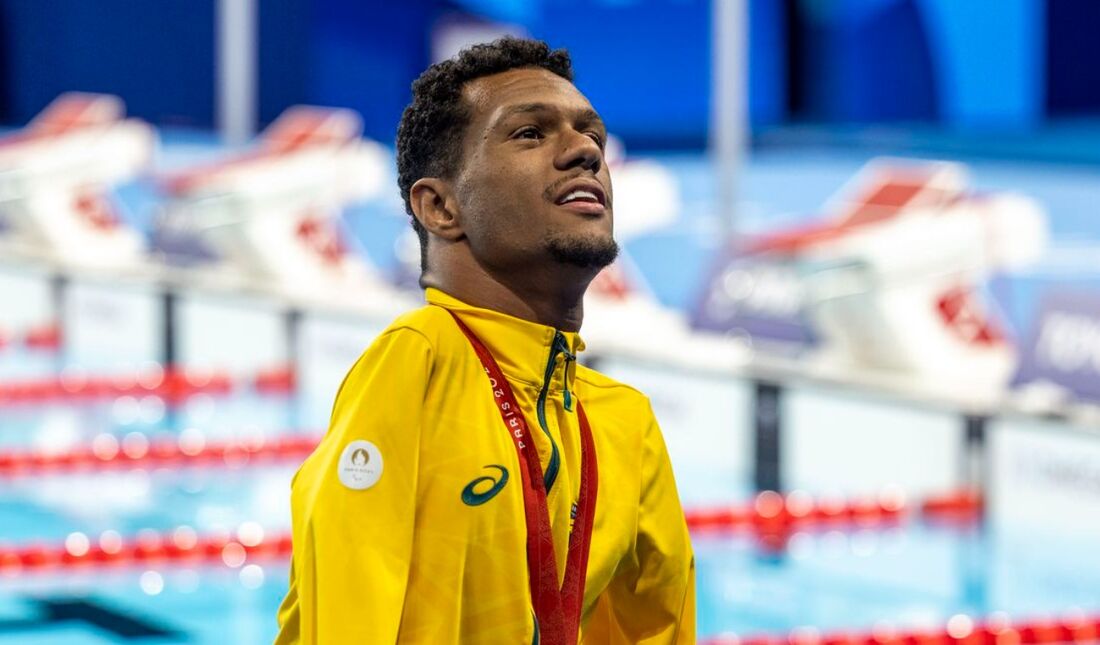 Gabriel Araújo virou estrela em Paris durante os Jogos, deu autógrafos e participou do programa de maior audiência da TV poliesportiva francesa, que o chamou de "Pelé das Piscinas"